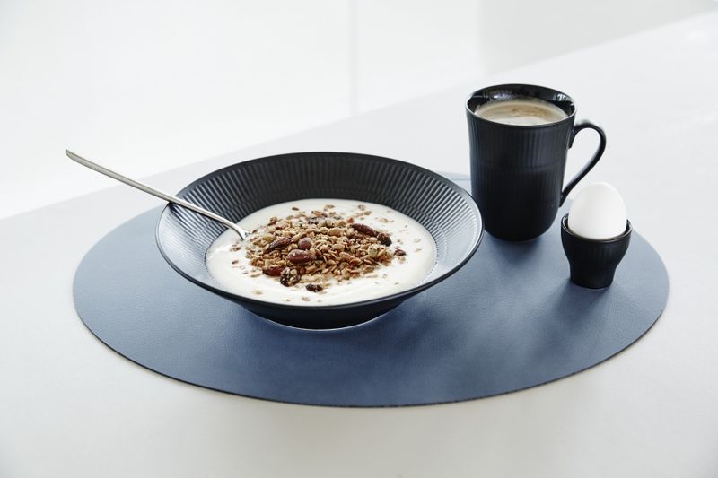 LindDNA Table Mat Curve L Nupo Dark Blue 37 x 44 cm Spisebrikke Bordbrikke Blå