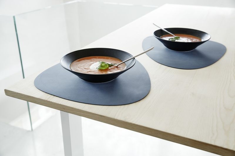 LindDNA Table Mat Curve L Nupo Dark Blue 37 x 44 cm Spisebrikke Bordbrikke Blå