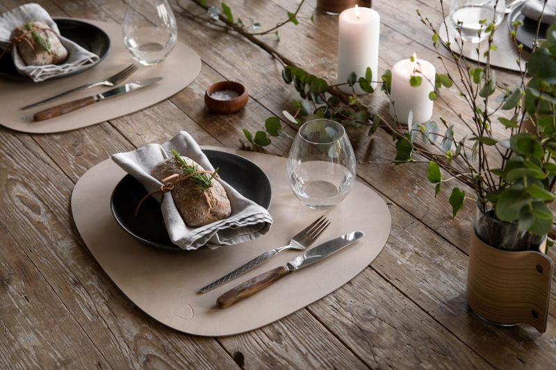LindDNA Table Mat Curve L Nupo Sand 37 x 44 cm Spisebrikke Bordbrikke Sand