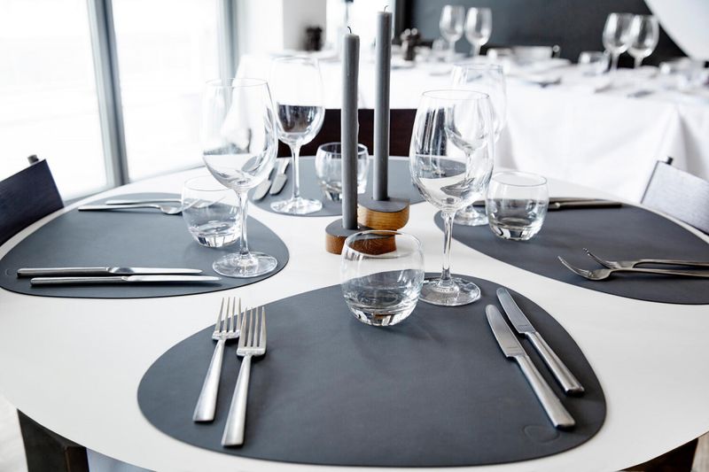 LindDNA Table Mat Curve L Nupo Anthracite 37 x 44 cm Spisebrikke Bordbrikke Antrasitt