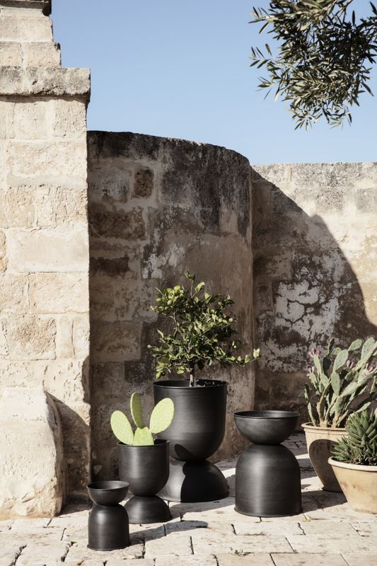 Ferm Living Hourglass Pot, large H 73 cm Ø 50 cm Black, Svart