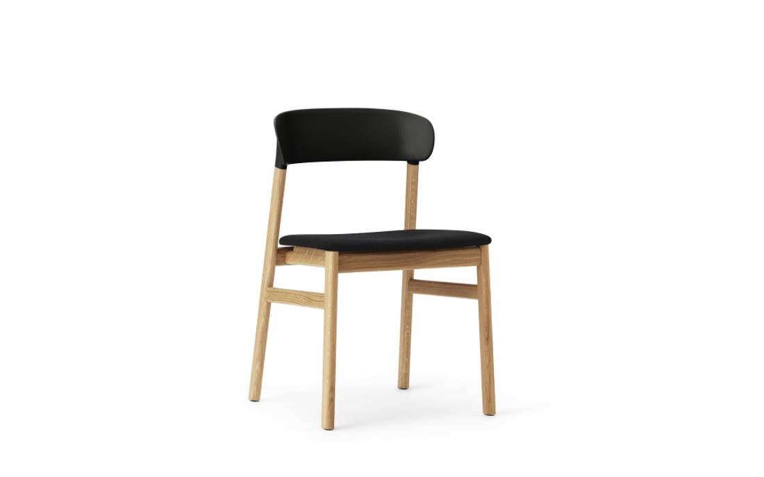 Normann Copenhagen Herit Chair, Polstret Synergy Black Oak Stol