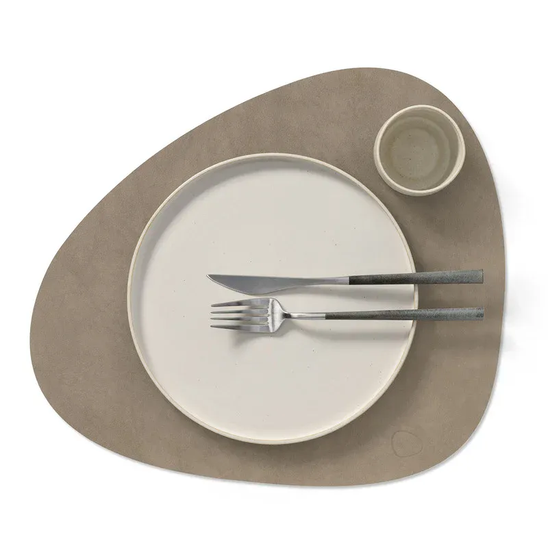 LindDNA Table Mat Curve L Nupo Nomad Grey 37 x 44 cm Spisebrikke Bordbrikke Grå