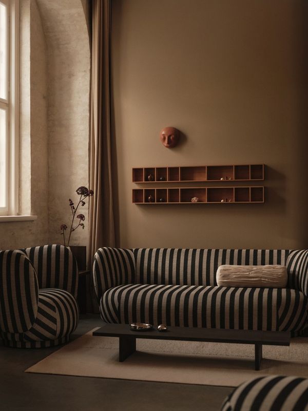Ferm Living Kona Display Table - Dark Stained oak Brun Eik Stuebord salongbord